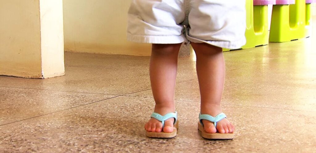 Criança de 3 anos foge de casa após agressão do pai e é encontrada sozinha em rua de Várzea Grande