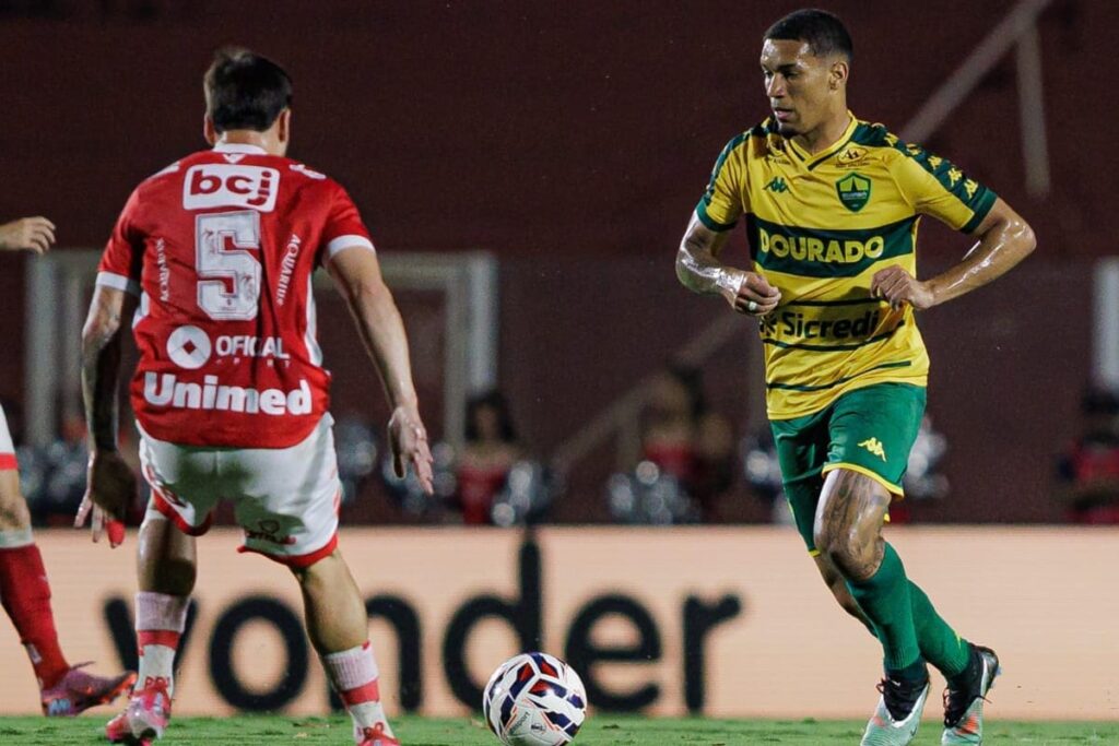 Cuiabá leva virada, reage no fim e empata com o Vila Nova em Goiânia