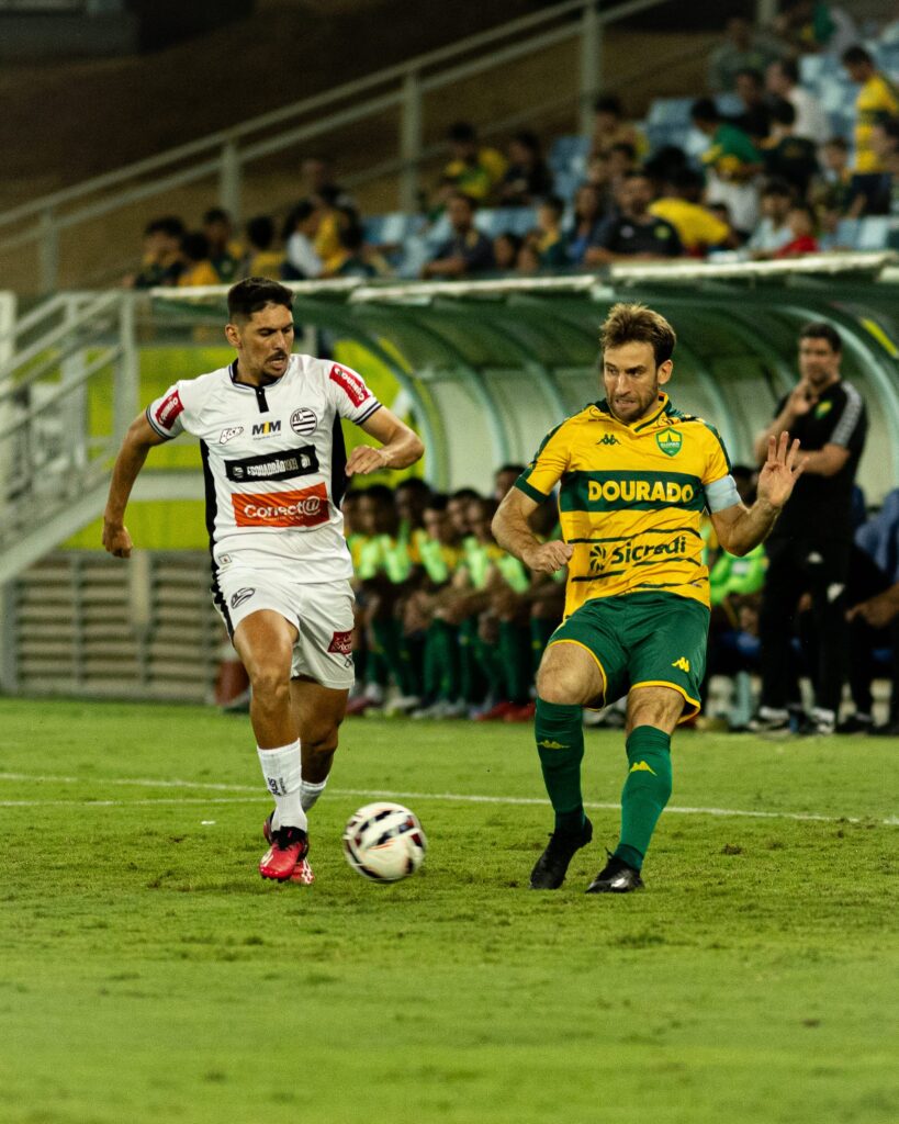 Cuiabá mostra força em casa, vence o Athletic de virada e encosta no G-4 da Série B