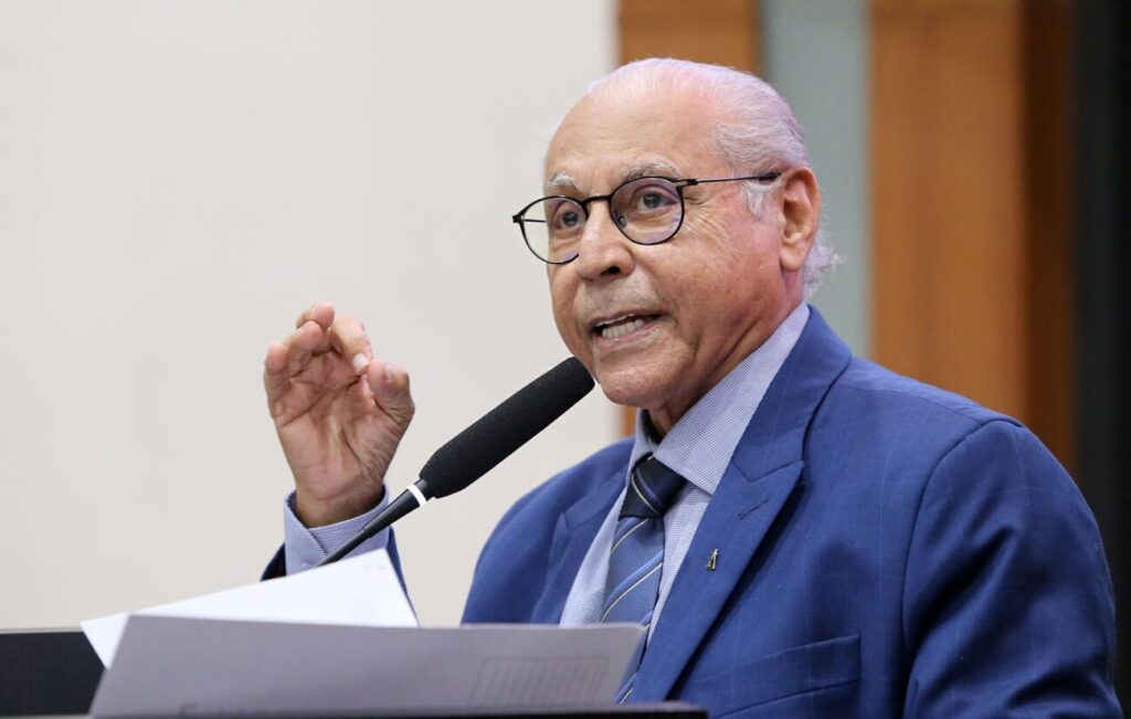 Deputado propõe união de poderes e empresários, e shows sertanejos evitar fechamento