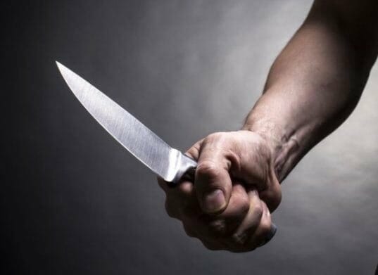 Discussão por ciúmes termina com jovem esfaqueado no rosto, pescoço e abdômen em MT