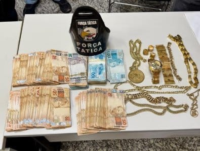 Dois são presos pela PM em veículo com R$ 50 mil e diversas joias de ouro na região central de VG