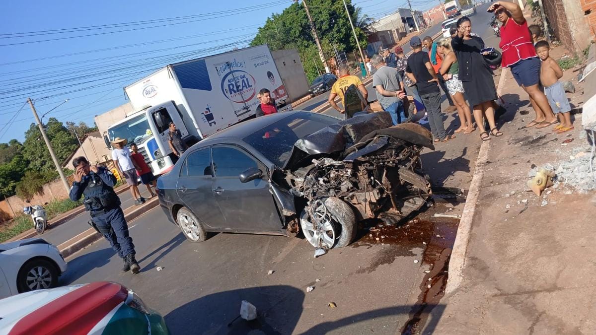Duas pessoas ficam feridas após motorista sofrer convulsão, causar acidente e derrubar poste em VG