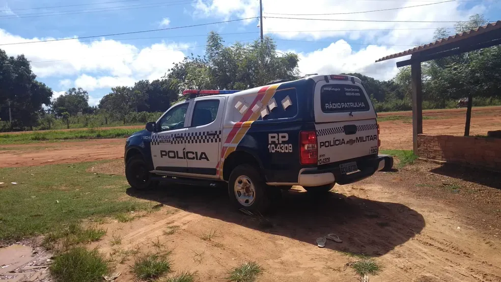 Dupla em motocicleta mata homem com tiro na cabeça dentro de bar e deixa outro ferido