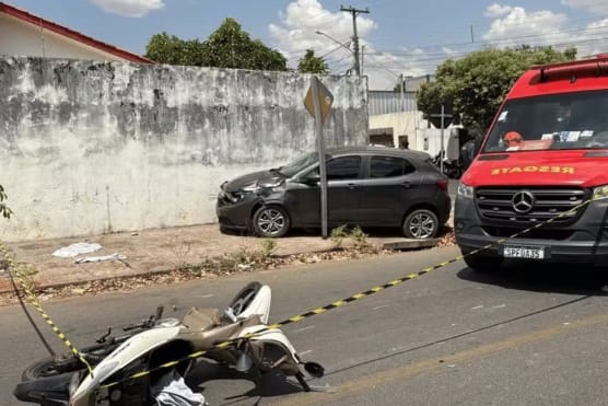 Em alta velocidade, adolescente de 15 anos bate motocicleta em carro e morre esmagado em muro