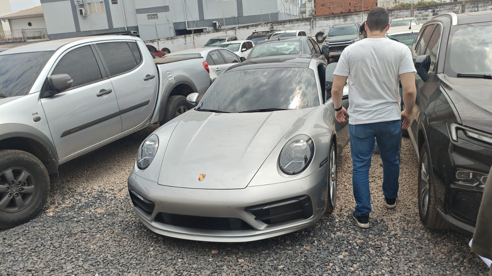 Empresário líder de esquema que lavou dinheiro do tráfico está foragido e PF apreende carrão