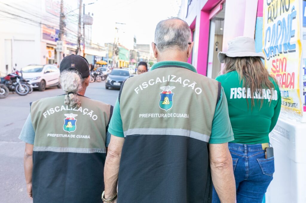 Fiscalização apreende mercadorias de vendedores flagrados nas calçadas da região central de Cuiabá
