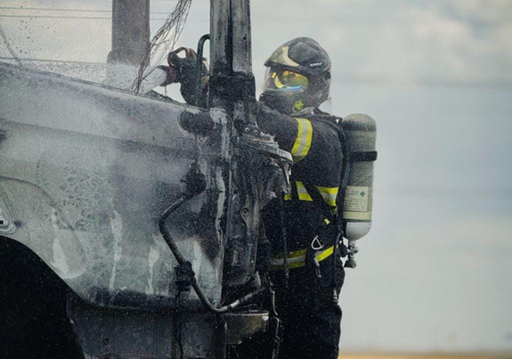 Fogo destrói caminhão em rodovia estadual e mobiliza equipe do Corpo de Bombeiros