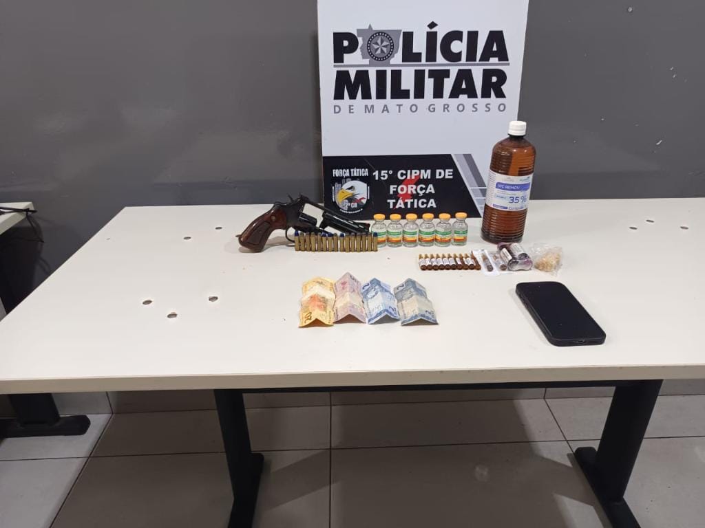 Força Tática prende homem com arma de fogo e produtos ilícitos para preparo de drogas