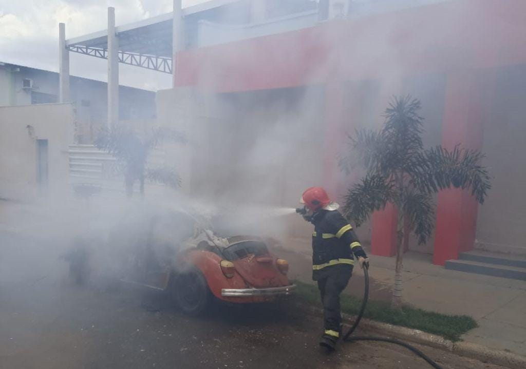 Fusca pega fogo no centro da cidade e mobiliza equipe do Corpo de Bombeiros