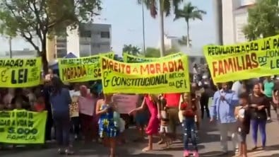Invasores fazem protesto na prefeitura após serem notificados para desocupar área privada em Cuiabá