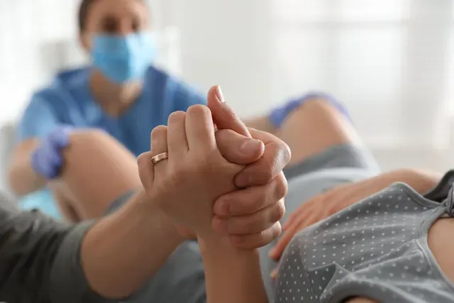 Justiça manda plano de saúde reembolsar cliente que pagou por parto de alto risco em MT