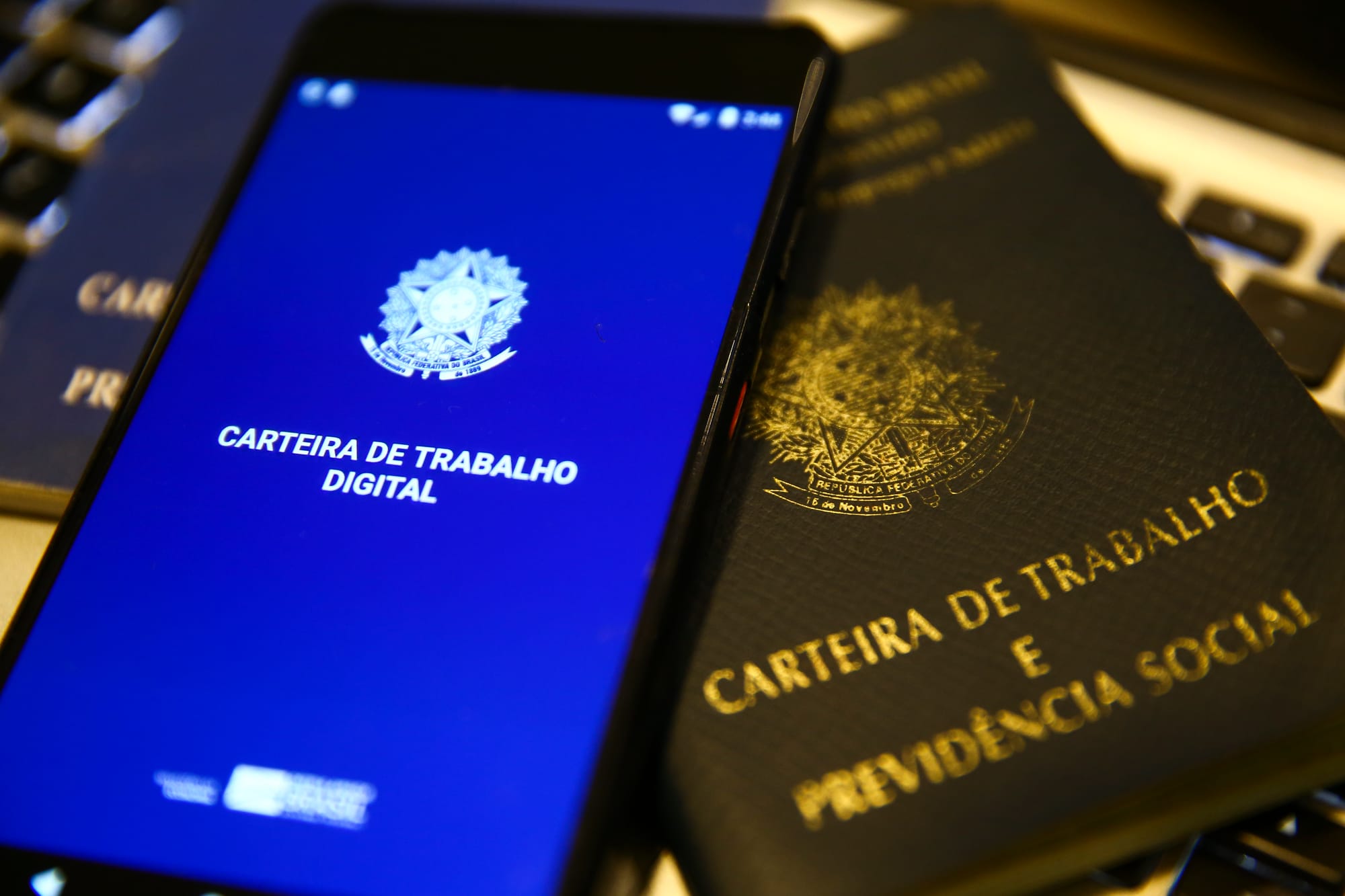 MT cria mais 2 mil empregos formais em agosto; setor de serviço e construção lideram