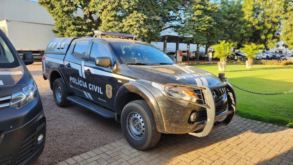 Mãe e filha são presas em flagrante por venderem drogas em residência