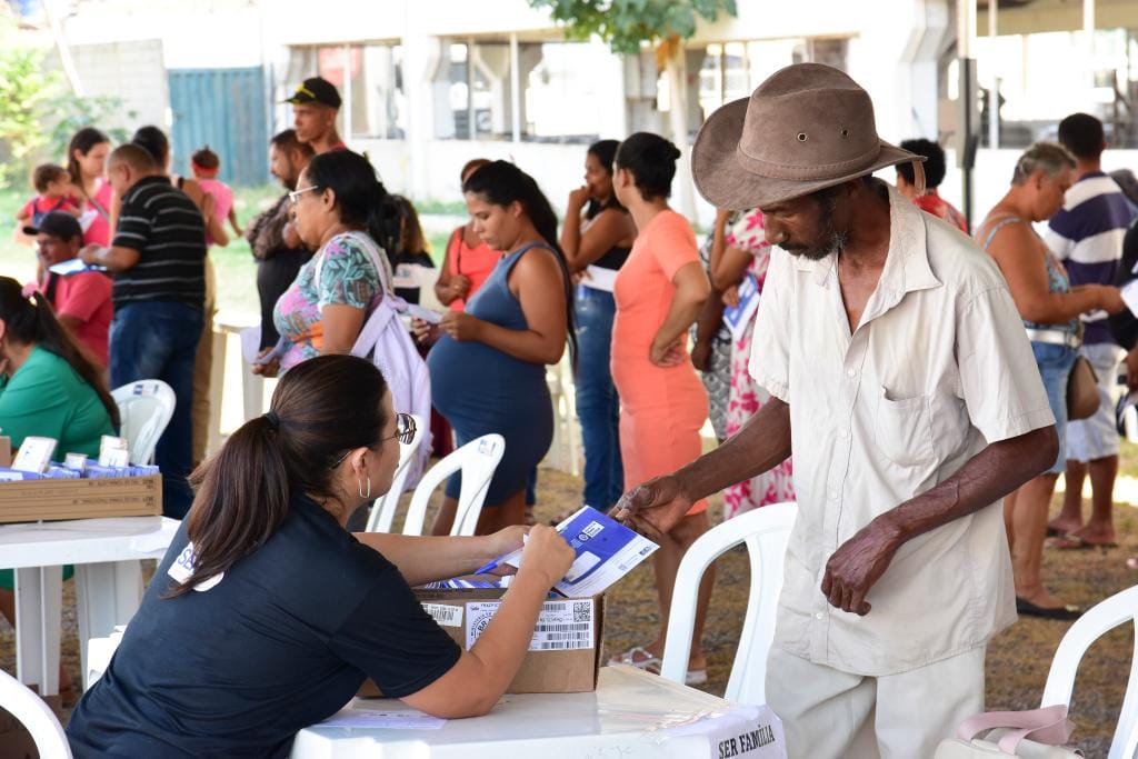 Mais de 1,3 mil pessoas são atendidas no 1º dia do mutirão de entrega de cartões na capital