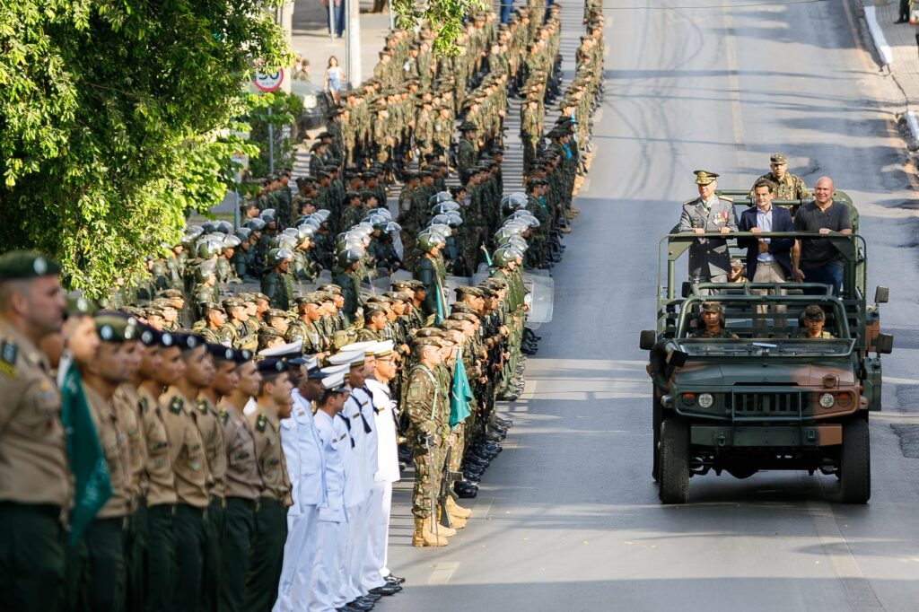 Mais de 8 mil pessoas celebram a Independência com desfile cívico-militar em Cuiabá; veja fotos