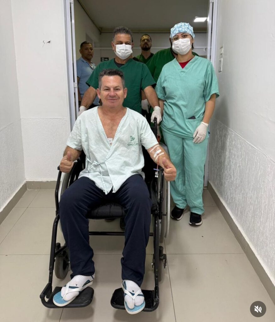 Mauro Mendes aparece em cadeira de rodas e segue em recuperação na UTI