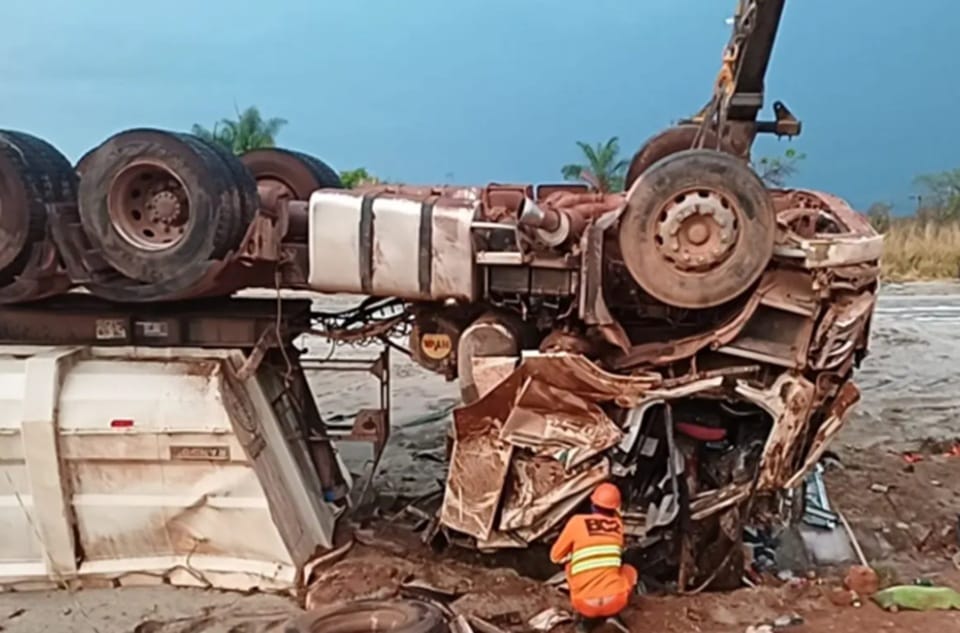 Motorista morre após caminhão carregado com adubo capotar na rodovia BR-364