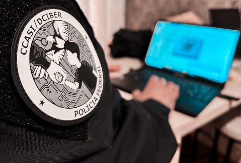 Mulher que produzia e vendia vídeos com abuso sexual do filho de 5 anos é alvo da Polícia Federal