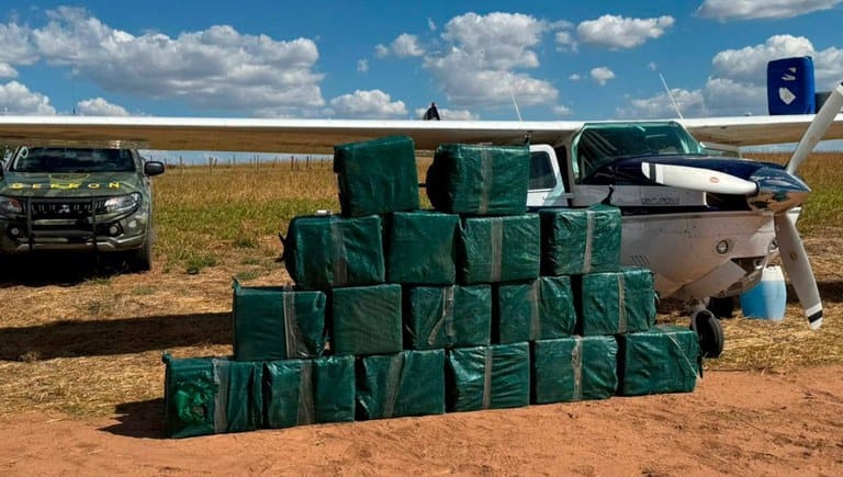 Operação apreende avião vindo da Bolívia com 1 tonelada de cocaína em pista clandestina em MT