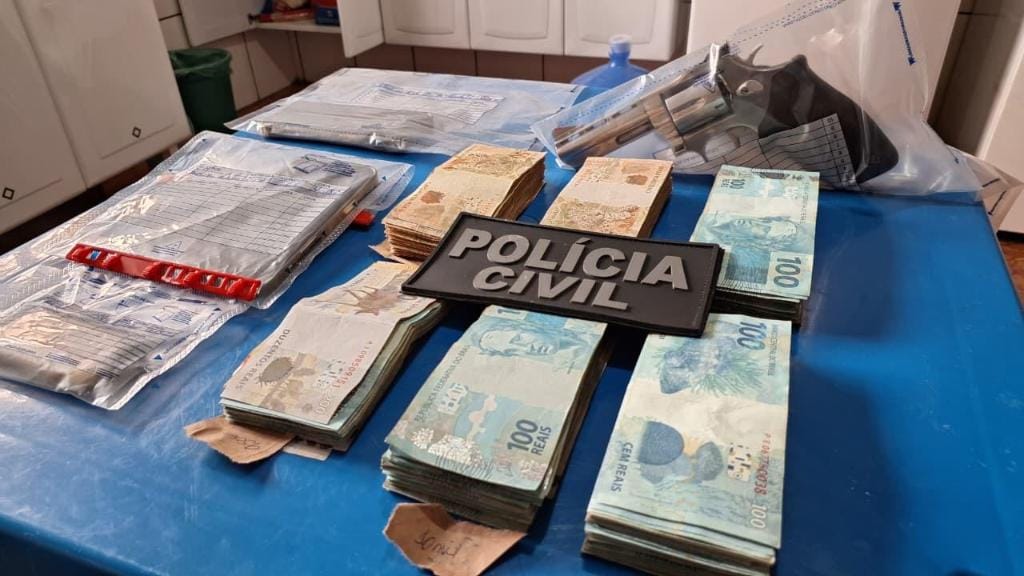 PC mira esquema de tráfico de drogas e extorsão de facção; Camaro e caminhonetes são apreendidos