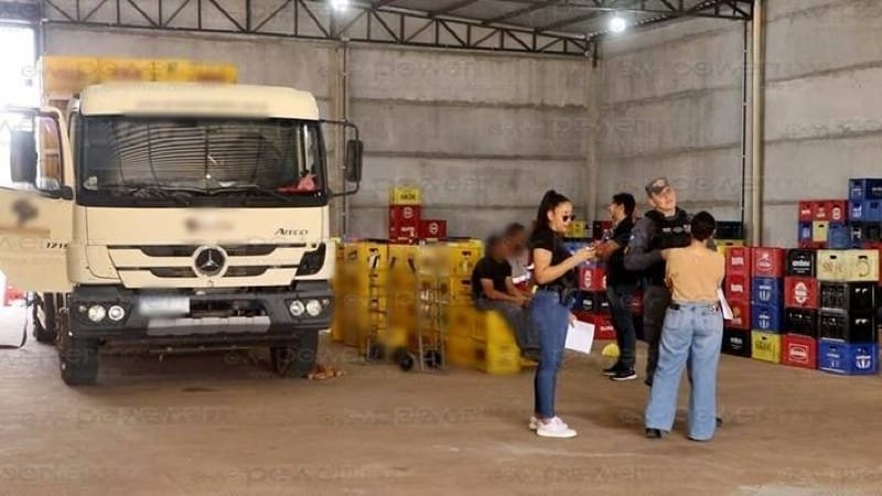 PM fecha fábrica que adulterava cervejas de marcas famosas e prende cinco pessoas em MT; vídeo