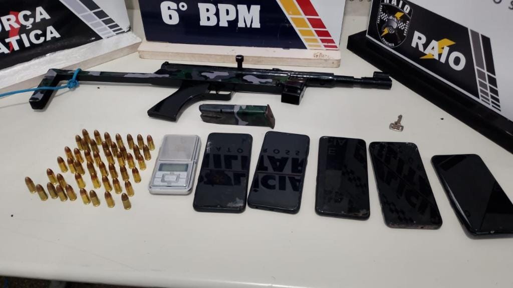 Polícia Militar apreende submetralhadora e prende integrantes de facção criminosa