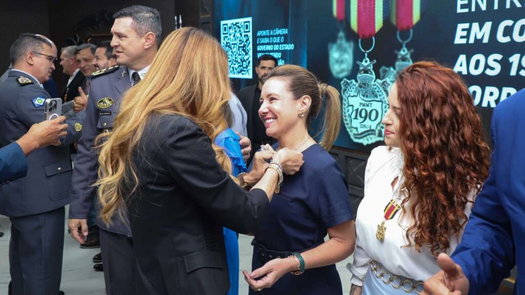 Prefeita de VG recebe medalha em evento de celebração de 190 anos da Polícia Militar