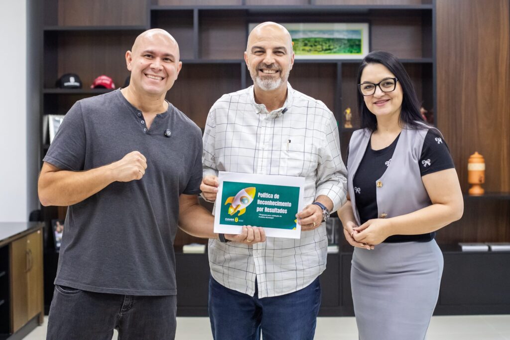 Prefeito anuncia prêmios de R$ 10 mil e bônus salarial aos professores e técnicos