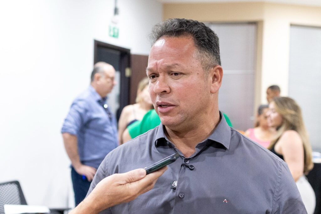 Prefeito em MT vai à Justiça para derrubar leis que garantem parto cesárea e farmácias 24 horas