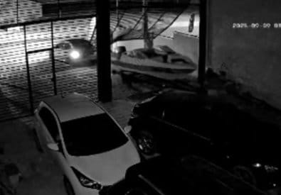 Três são presos pela polícia após invadirem garagem e roubarem lancha; veja vídeo