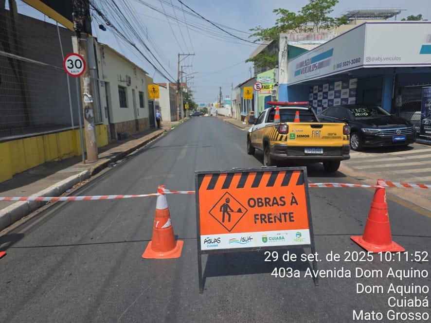 Vazamento em adutora deixa três bairros sem água e fecha avenida em Cuiabá
