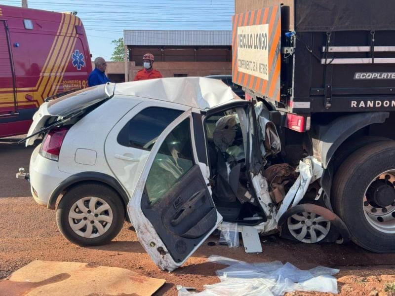 Vídeo mostra momento em que homem bate carro em carreta parada e morre em avenida