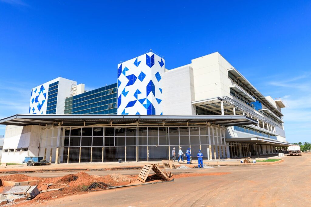 Vigilante é filmado furtando equipamentos de hospital que ainda não foi inaugurado
