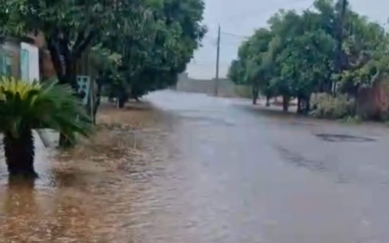 Chuva rápida e intensa causa alagamentos em vias e escola de Sinop