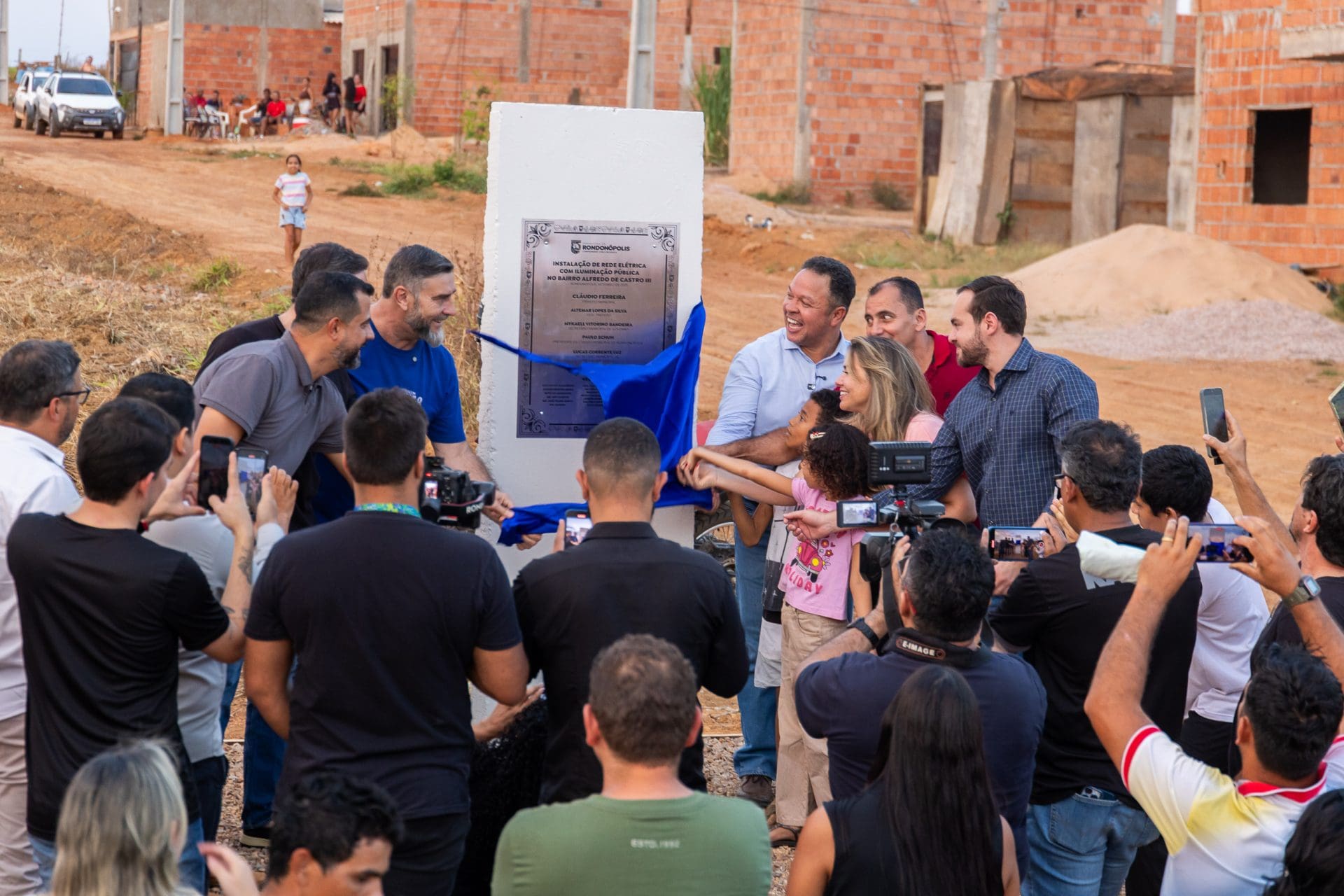 RONDONOPOLIS: Fim da espera: Prefeito e moradores do Alfredo de Castro 3 comemoram chegada de água, esgoto e energia