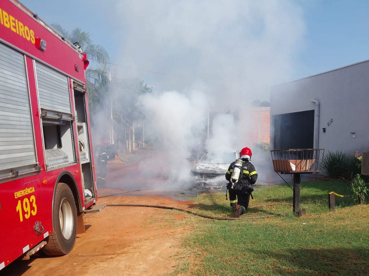 RONDONOPOLIS: Incêndio de causa desconhecida consome veículo em Rondonópolis; proprietário relatou pane no dia anterior