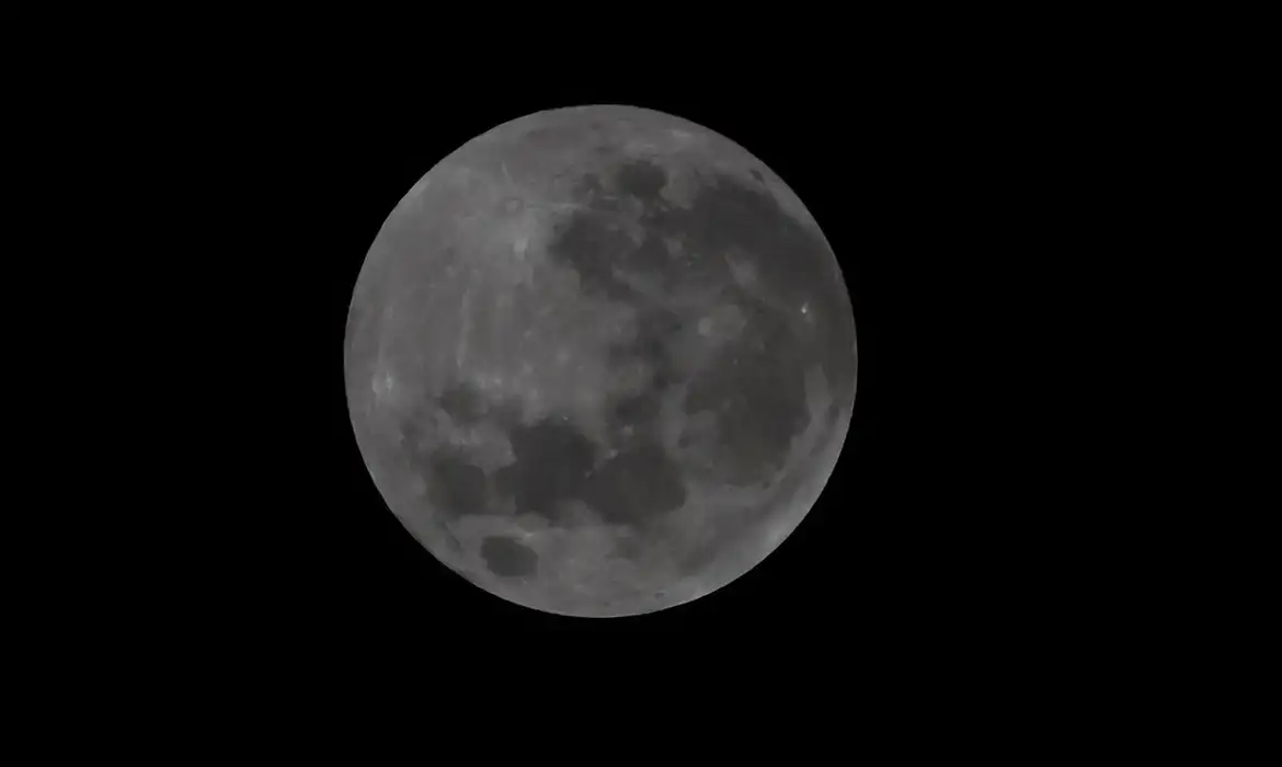 Eclipse total da Lua mais longo do ano ocorre neste domingo