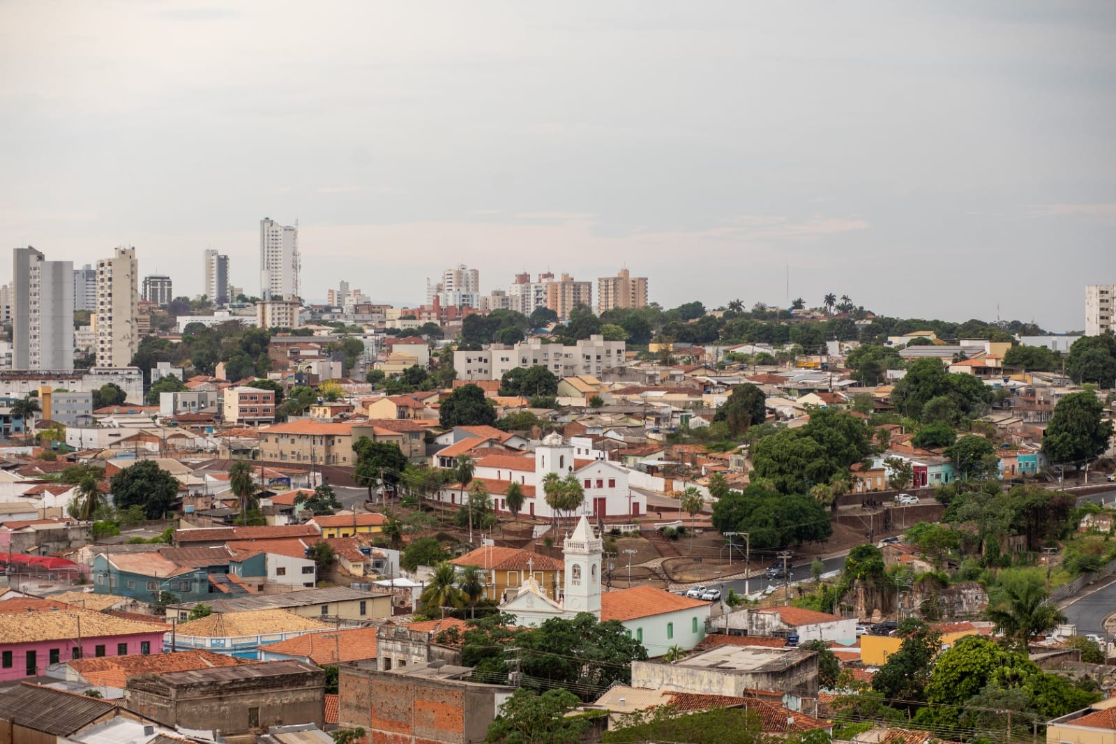 Agência reguladora notifica Águas Cuiabá após vazamento que causou acidente com repórter