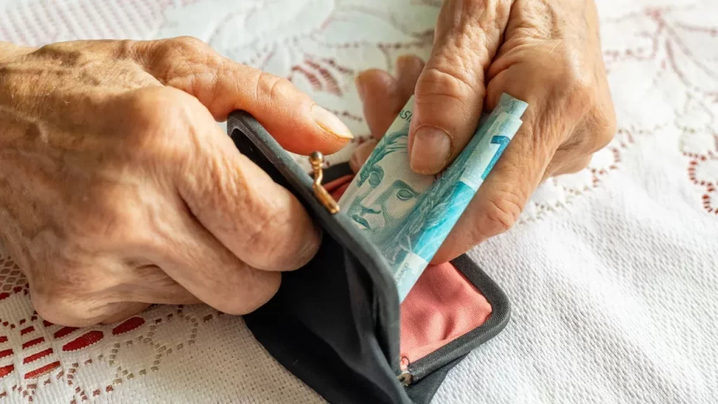 Aposentada será indenizada por descontos indevidos em benefício previdenciário em MT