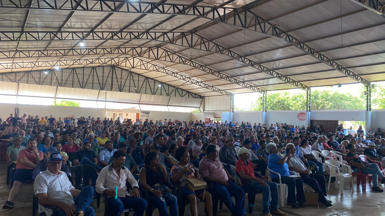 Itanhangá-MT: Reunião com superintendente do INCRA mobiliza a cidade e leva centenas de pessoas ao clube dos idosos em Itanhangá