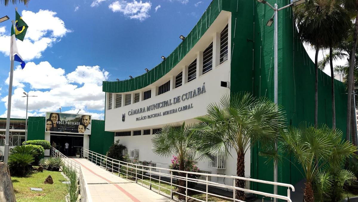 Câmara aprova proibição de livros eróticos e câmeras em escolas da capital