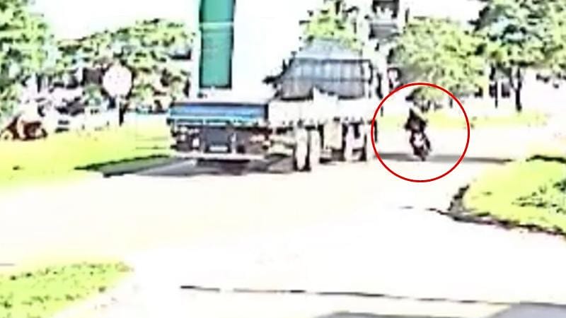 Câmera flagra momento em que motociclista é atropelada por caminhão na BR-163