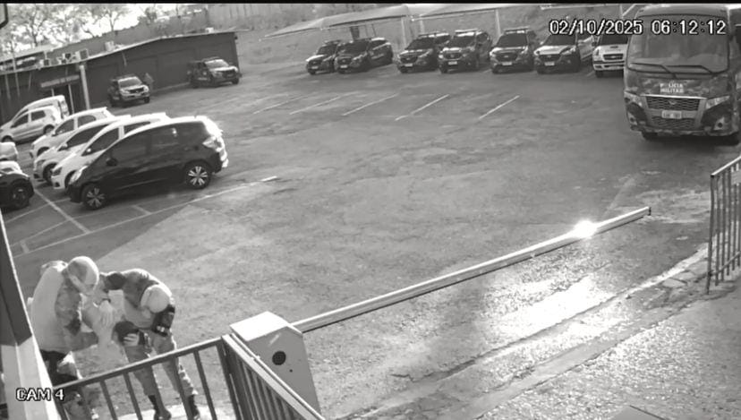 Câmera flagra policiais salvando bebê de 2 anos engasgada em Cuiabá