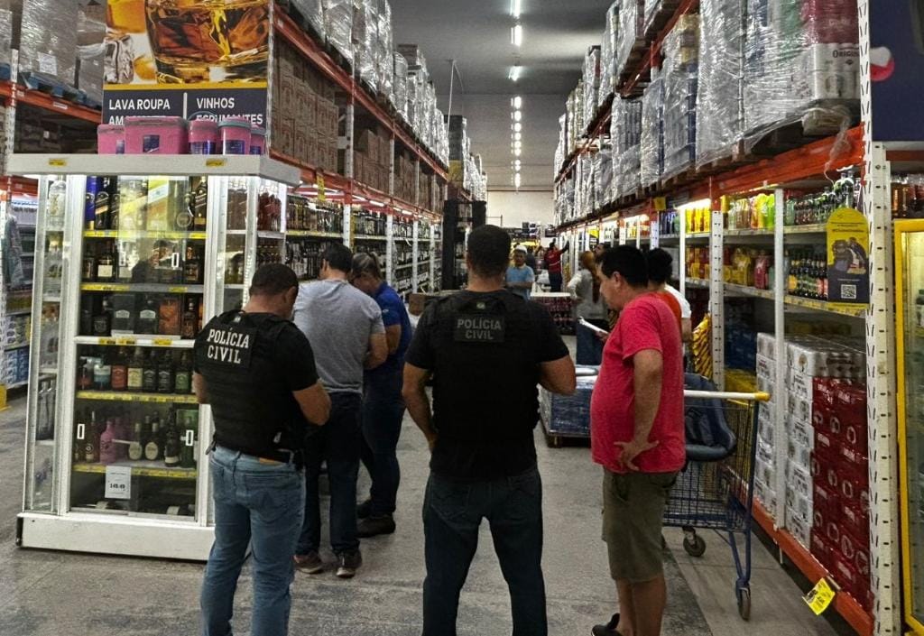 Comércios são alvos de fiscalização após pessoas passarem mal ao ingerirem bebidas alcoólicas