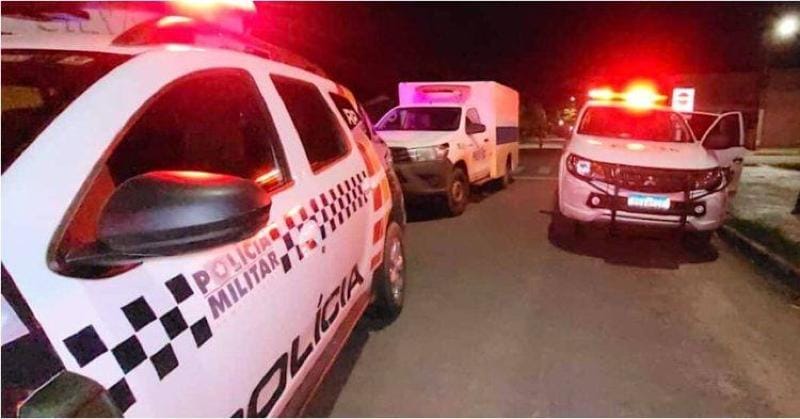 Corpo é achado escondido sob folhas de bananeira em quintal de casa e mulher é presa