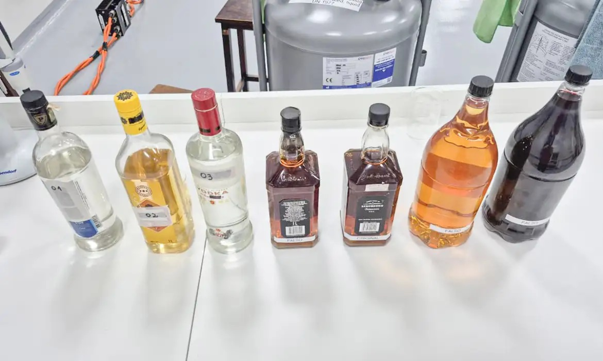 'Crise do metanol' completa um mês com alerta para falsificação de bebidas e 15 mortes no país