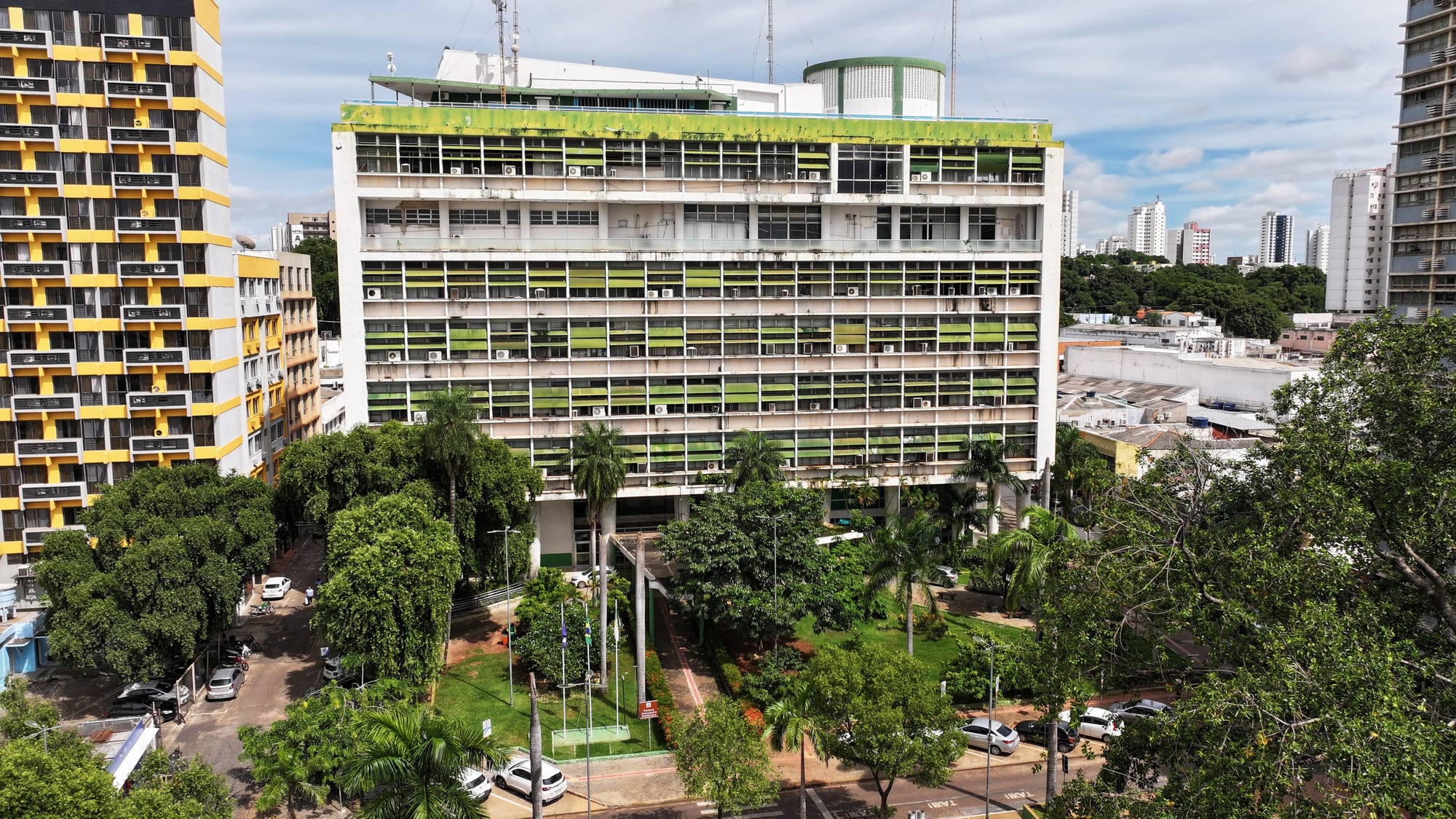 Cuiabá paga salários, prêmio saúde e faz PIX aos técnicos da educação e professores