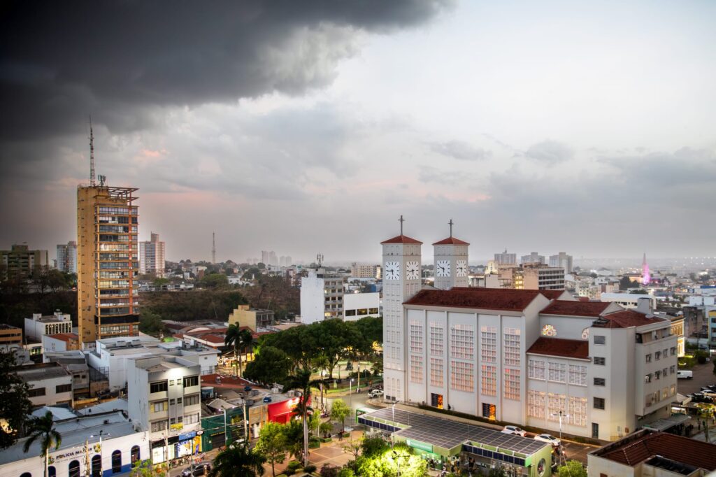 Cuiabá tem alerta para temporal que com ventos de até 60 km e descargas elétricas para hoje