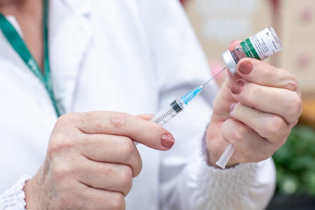 Dia D da vacinação em crianças e adolescentes ocorre neste sábado em todo o país